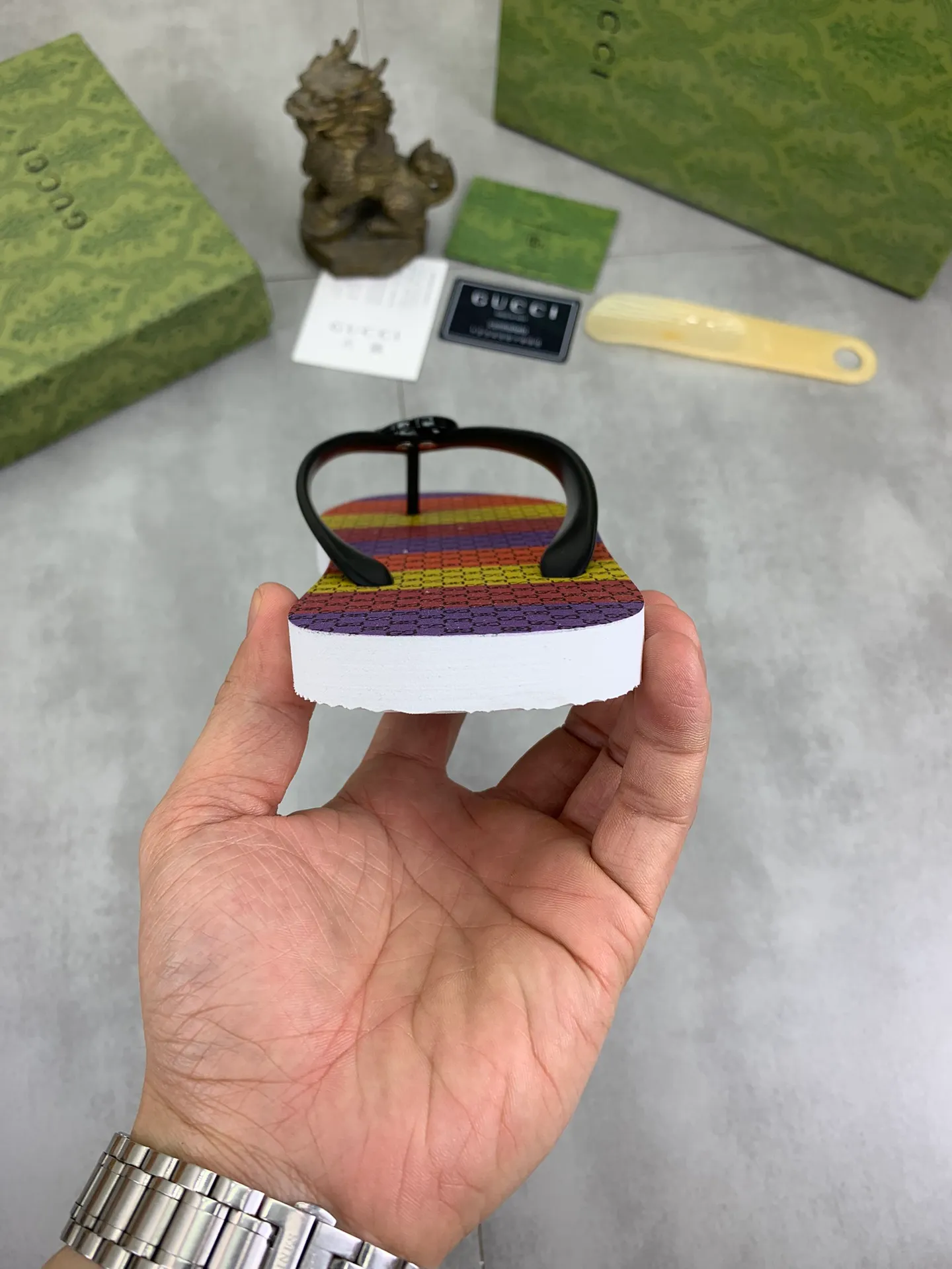 Men's men's shoes 💰P220💰【New style】🆘【GUCCI】Official website's popular Gucci adult couple 🧑‍🤝‍🧑 style, children's flip-flops are on sale at the counter simultaneously! Original fabric imported from Italy. Original bottom provided by the original factory. Size: Adult 36-45. Children’s size: 30-37. Multiple colors available.